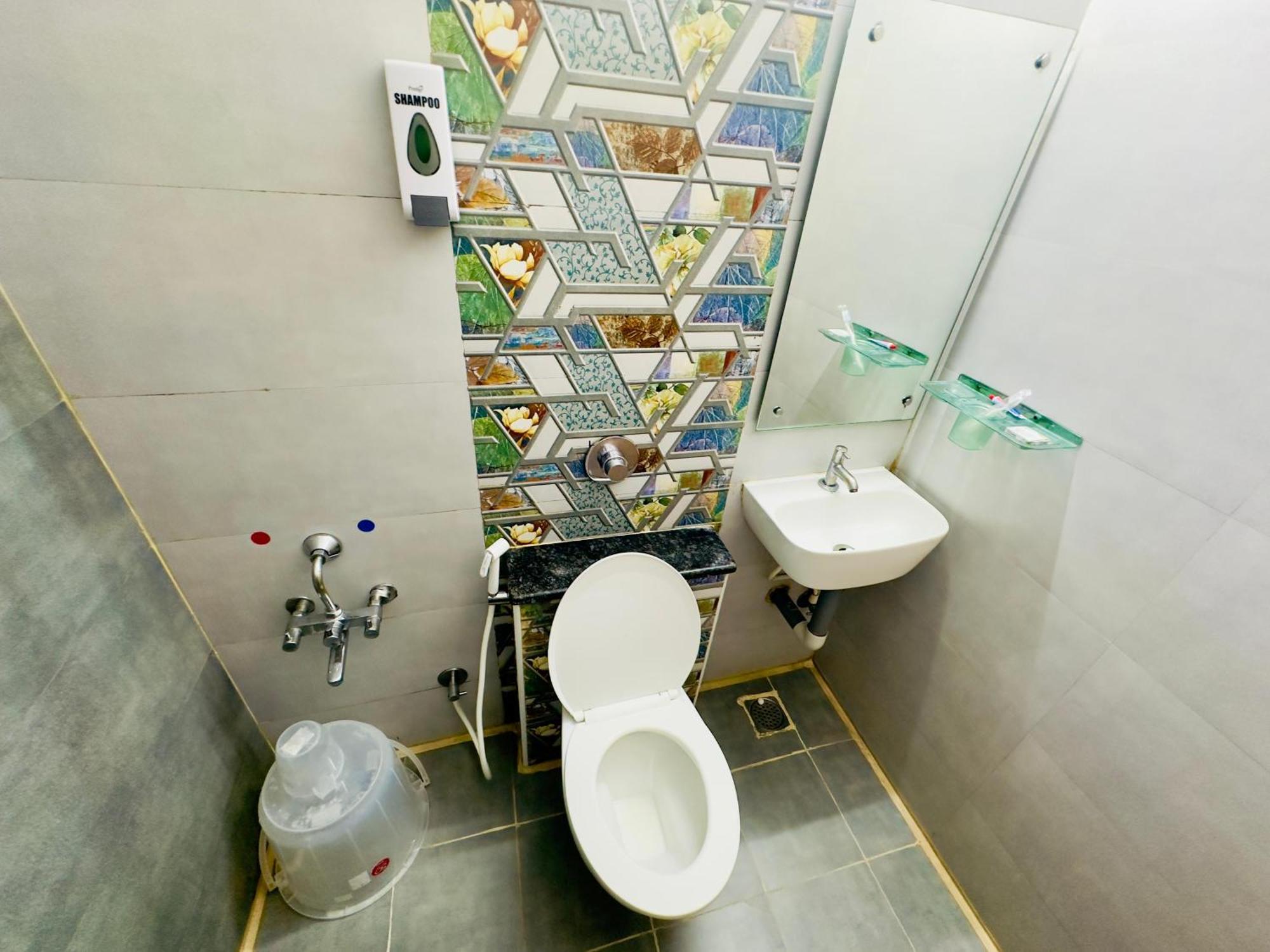 Stay Court - Business Class Hotel - Near Central Railway Station Csennai Kültér fotó